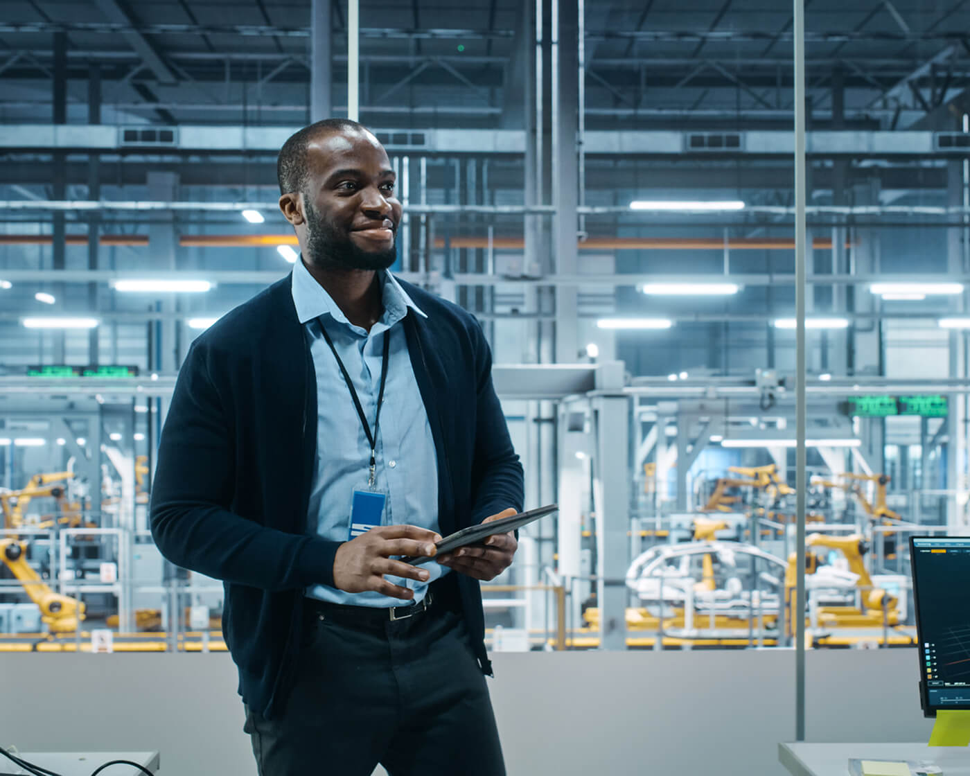 A manufacturing lead in a smart factory using Industry 4.0 technology.
