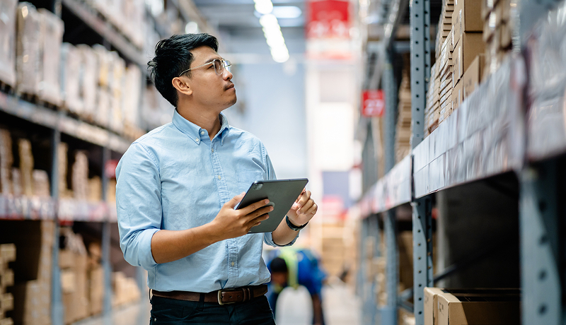 inventory-manager-using-tablet
