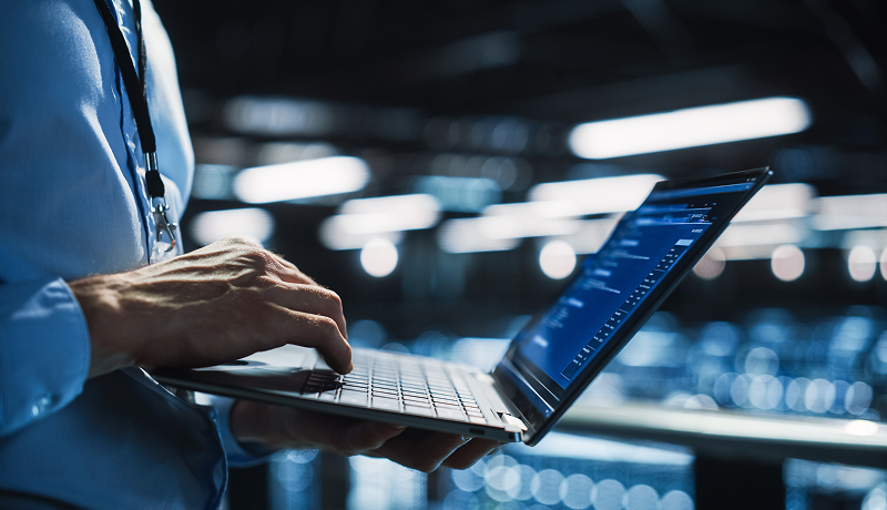 it-team-on-location-laptop