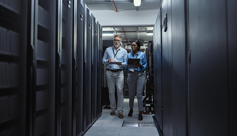 it-team-on-location-walking-hall