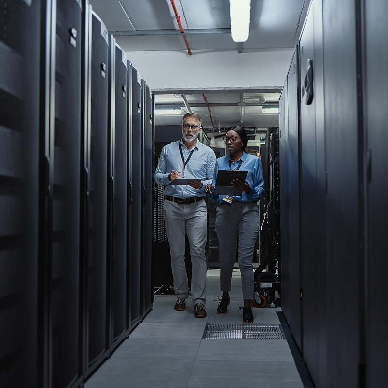 it-team-on-location-walking-hall-square