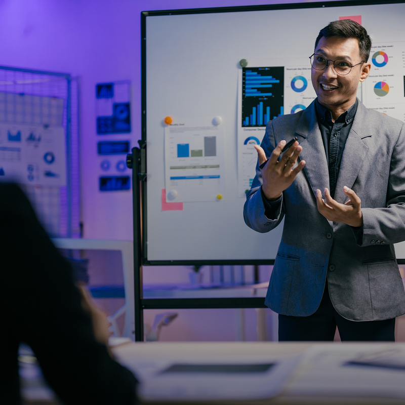 man-presenting-on-ai